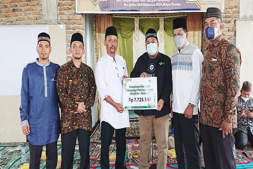 Dompet Dhuafa Waspada serahkan bantuan untuk pembangunan masjid Ar-Rahman yang berada di Medan Krio, Kecamatan Sunggal, Kabupaten Deli Serdang, Ahad (31/10).