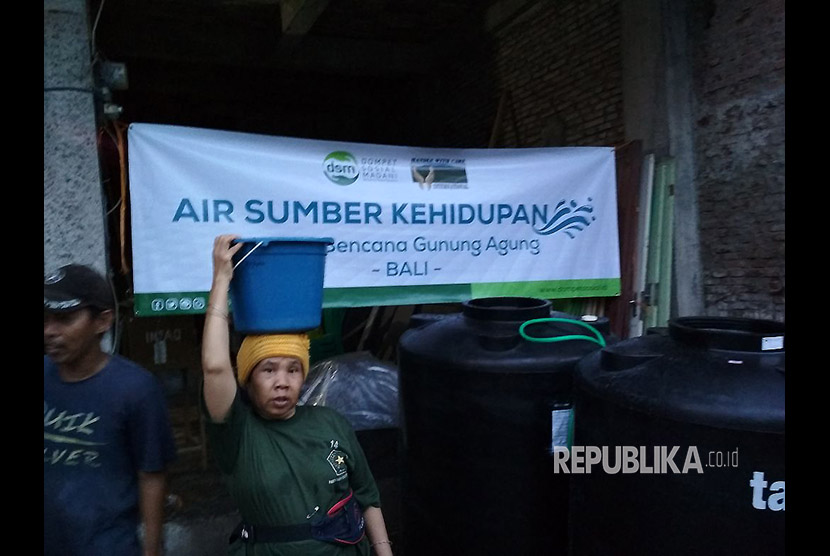 Dompet Sosial Madani (DSM) Bali membantu pasokan air bersih untuk warga dan pengungsi Gunung Agung di Klungkung. Lahar dingin sempat menerjang pipa PDAM Klungkung yang mengalirkan pasokan air bersih dari Rendang, Kabupaten Karangasem.