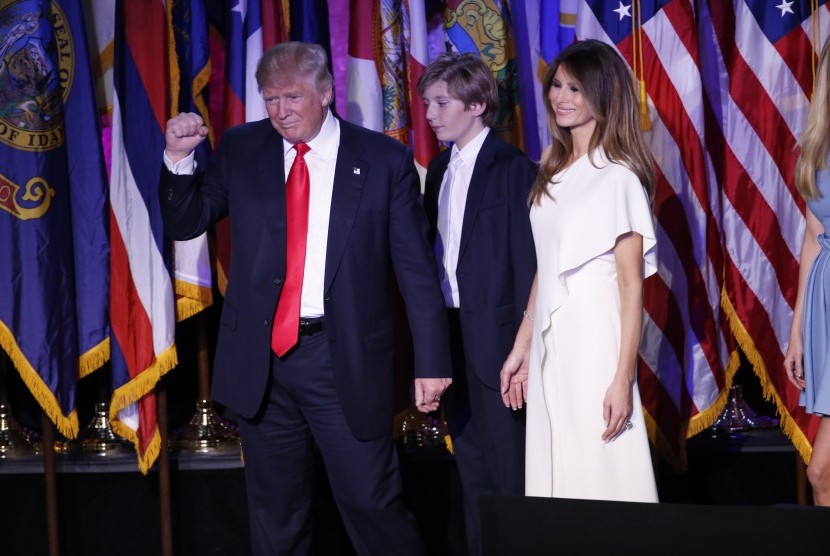 Donald Trump bersama istrinya Melania dan putra mereka Barron.