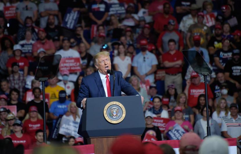Donald Trump dalam kampanye di Tulsa, Oklahoma pada Sabtu (20/6). Tingkat partisipasi kampanye di Oklahoma rendah sehingga Trump marah. 