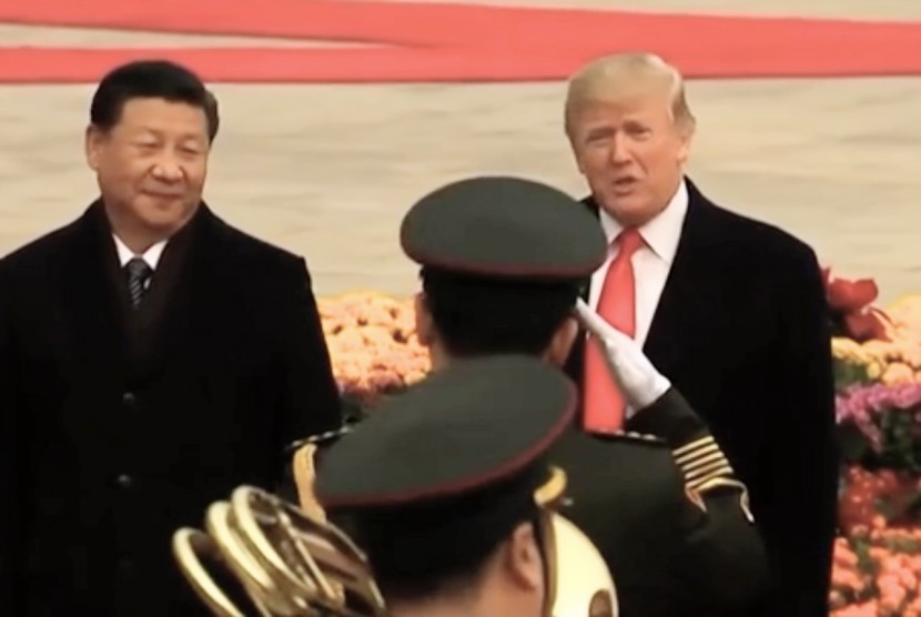 Donald Trump (kanan) bersama Xi Jinping (kiri)