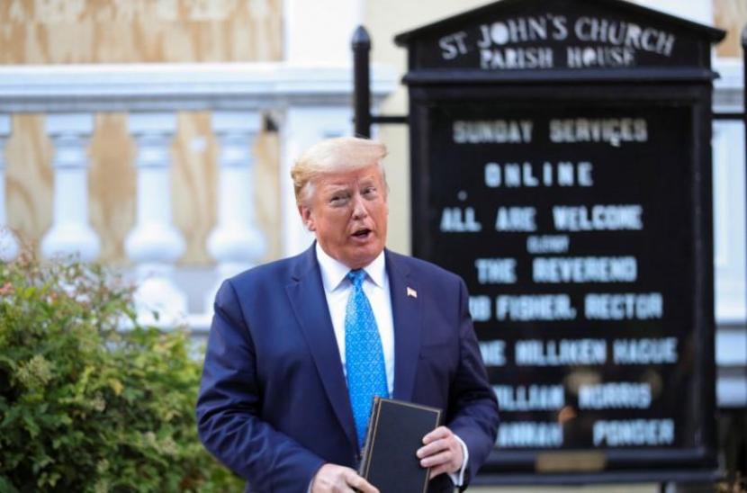 Donald Trump memegang Injil di depan Gereja St John, Washington DC, Amerika Serikat. Trump sempat me-retweet video tentang supremasi kulit putih.Ilustrasi.