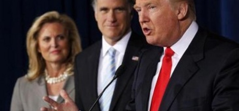 Donald Trump mengumumkan dukungan dalam kampanye Mitt Romney