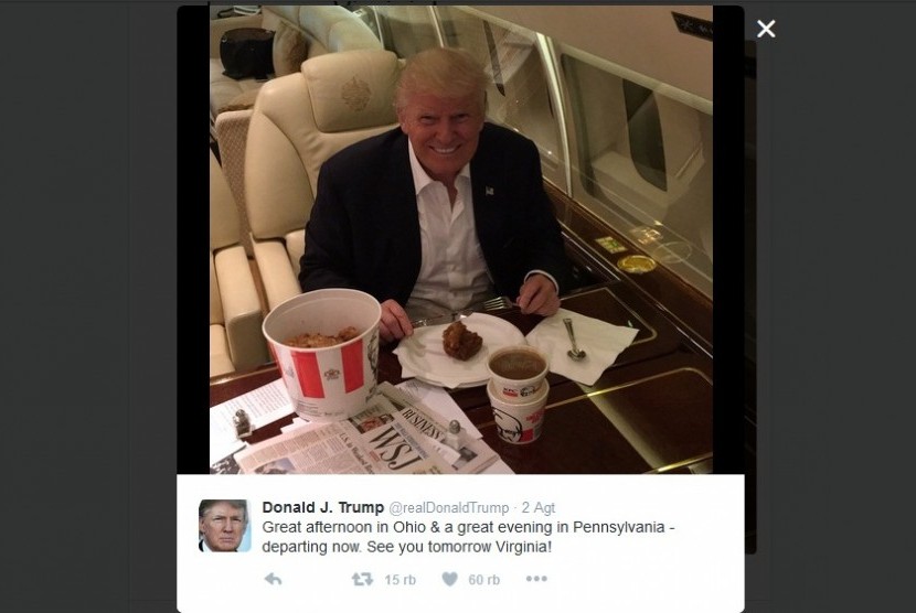 Donald Trump mengunggah foto diri hendak menyantap ayam goreng KFC.