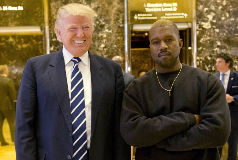 Donald Trump saat bertemu dengan Kanye West di Trump Tower, Rabu (14/12).
