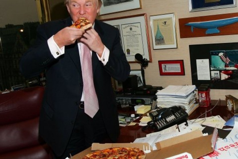 Donald Trump saat memakan pizza Domino.
