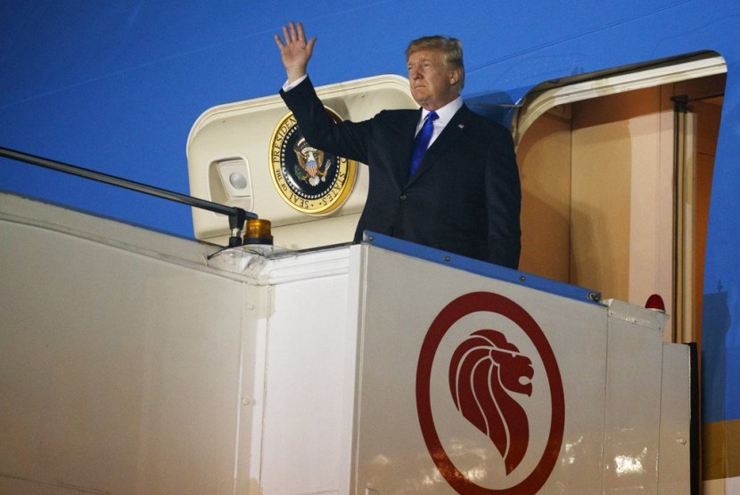 Donald Trump tiba di pangkalan udara militer Singapura Paya Lebar.