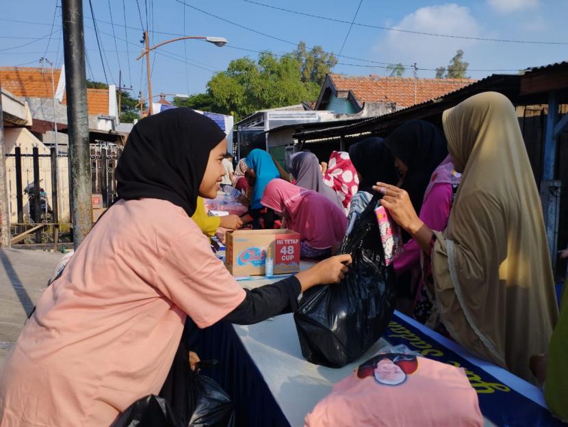 Donasi sampah berbuah rupiah di Desa Oesman Sadar, Gang XX, Desa Karangturi Kecamatan Gresik, Kabupaten Gresik, Provinsi Jawa Timur.