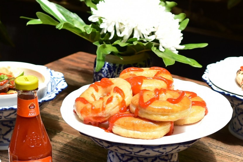 Donat dengan saus sambal.