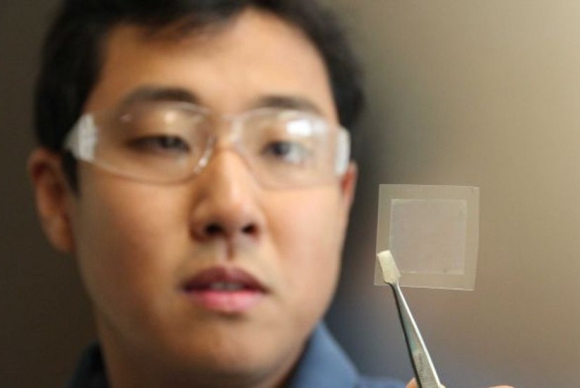 Dong Han Seo, peneliti CSIRO dengan selembar film graphene yang dibuat dengan cara baru.