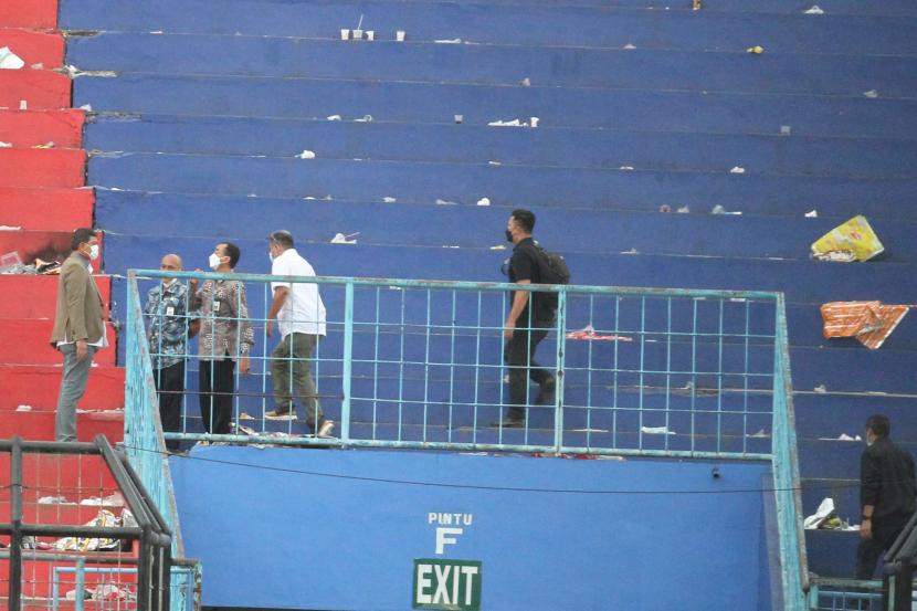 Doni Monardo (kiri) memimpin Tim Gabungan Independen Pencari Fakta (TGIPF) saat investigasi di Stadion Kanjuruhan, Malang, Jawa Timur, Jumat (7/10/2022). Dari hasil investigasi sementara yang dilakukan TGIPF ditemukan fakta bahwa ada pintu stadion yang terkunci saat tragedi Kanjuruhan terjadi.