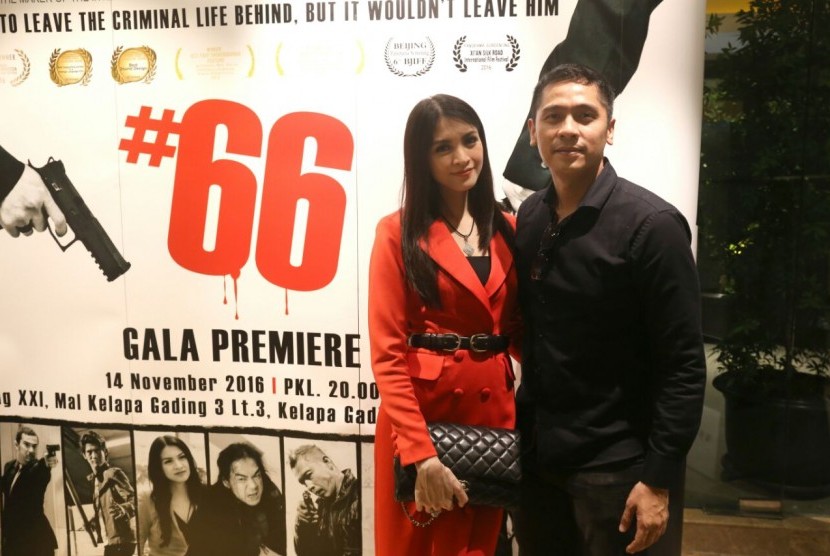 Donita (kiri) bersama suami Adi Nugroho dalam premiere film #66