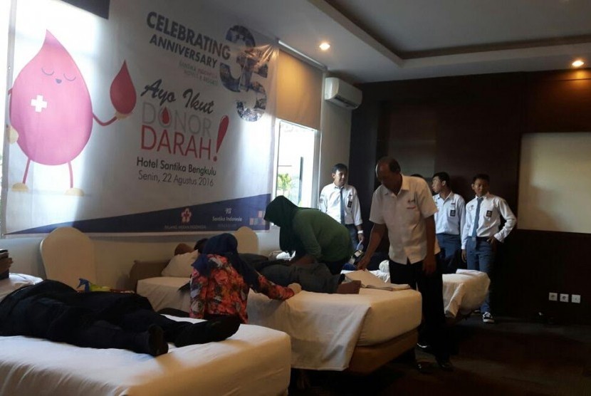 Donor darah dalam rangka ulang tahun Hotel Santika.
