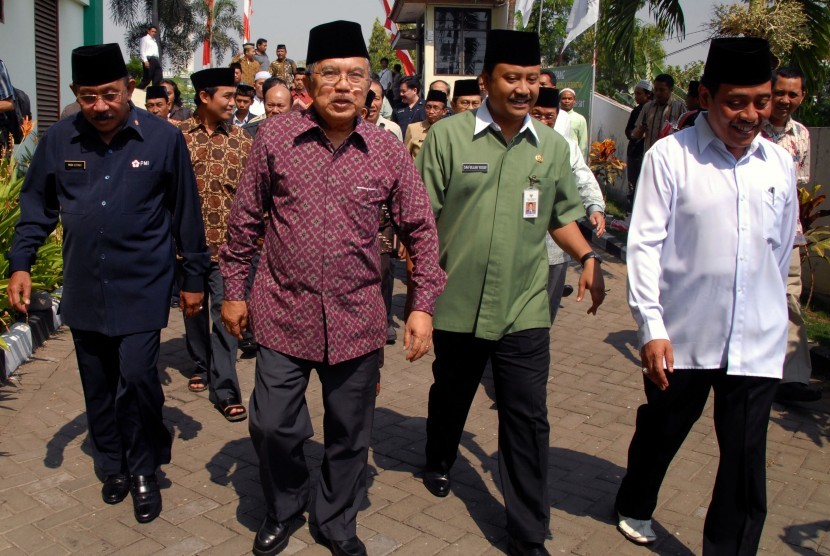 DONOR DARAH NU. Ketua Palang Merah Indonesia (PMI) Pusat, Jusuf Kalla (2 kiri), didampingi Wagub Jatim, Saifullah Yusuf ( 2 kanan), Ketua PMI Jatim, Imam Utomo (kiri) dan Ketua PWNU Jatim, Mutawaqqil Alalallah, berjalan di lokasi pelaksanaan 'Donor Darah 1