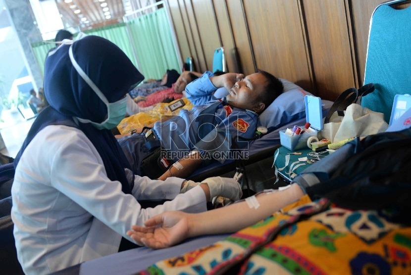 Sejumlah pegawai melakukan donor darah di Komplek Parlemen Senayan, Jakarta, Rabu (20/5).  (Republika/ Wihdan)