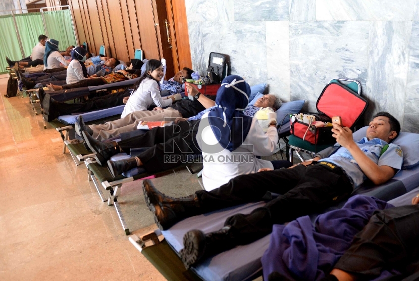 Sejumlah pegawai melakukan donor darah di Komplek Parlemen Senayan, Jakarta, Rabu (20/5).  (Republika/ Wihdan)