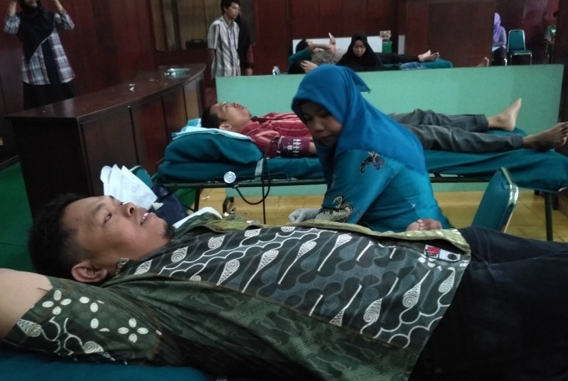 Donor darah yang menjadi salah satu acara Tabligh Akbar Republika 2016 digelar di Masjid Syuhada Yogyakarta, Jumat (30/12).