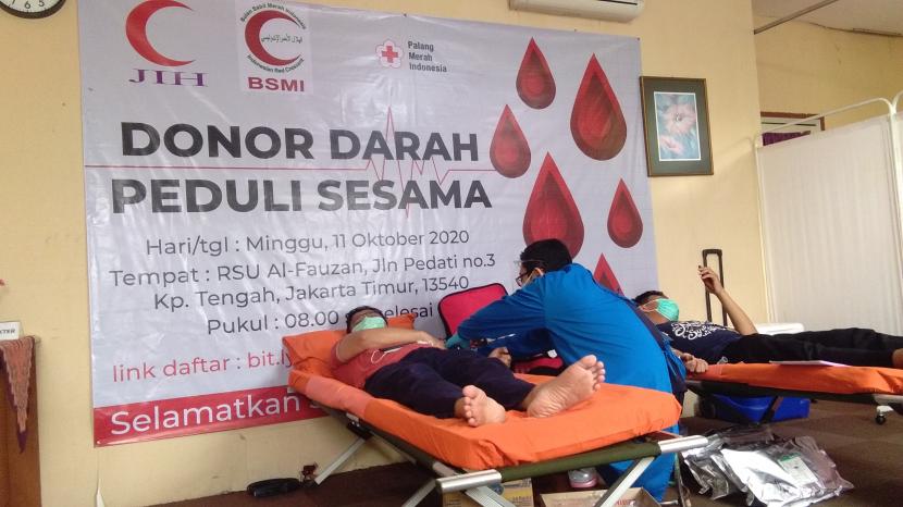 Donor darah (ilustrasi). Palang Merah Indonesia (PMI) Kabupaten Sleman, DIY menggelar donor darah bagi petugas-petugas PMI di 17 kecamatan di Kabupaten Sleman. 