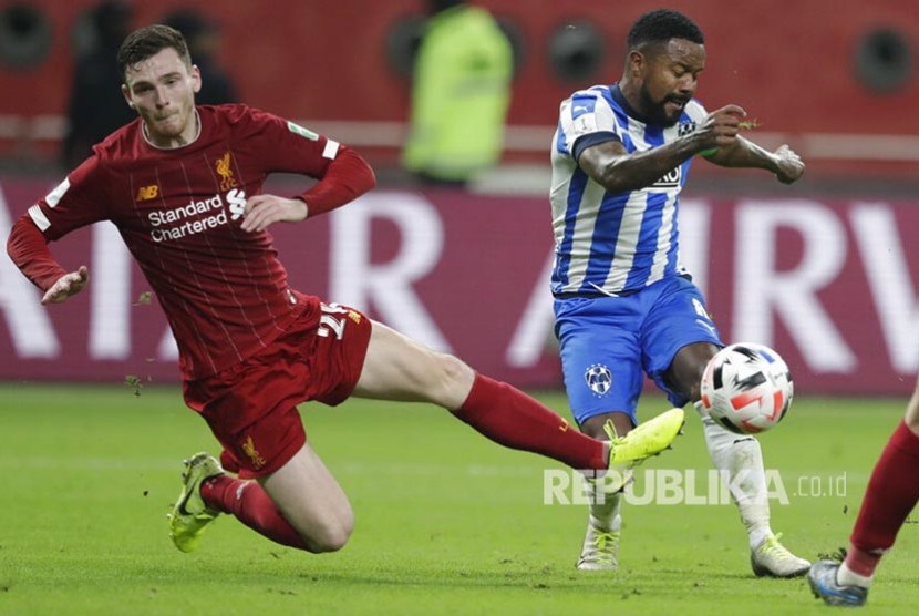 Dorlan Pabon berduel dengan Andrew Robertson pada laga semifinal Piala Dunia Antara Klub antara Liverpool dan Monterrey di Khalifa International Stadium, Doha, Qatar, Kamis (19/12) dini hari.