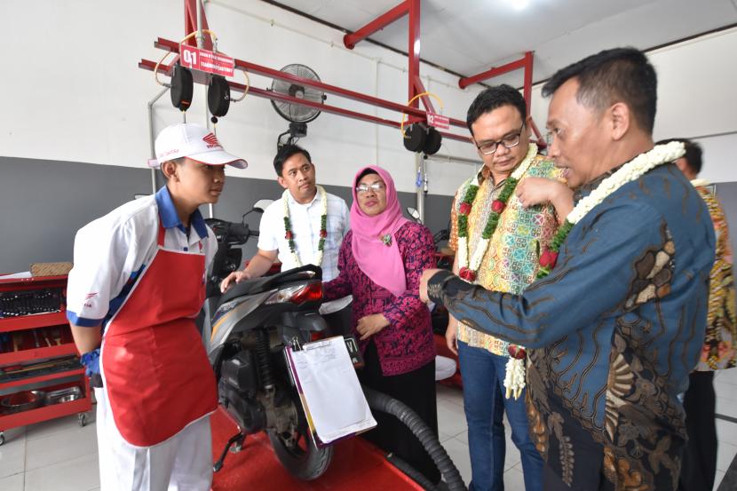 Dorong kemajuan kualitas pendidikan SMK, Wahana Honda lengkapi SMK binaan dengan program Teaching Factory (Tefa) untuk SMKN 8 di Kab Tangerang.