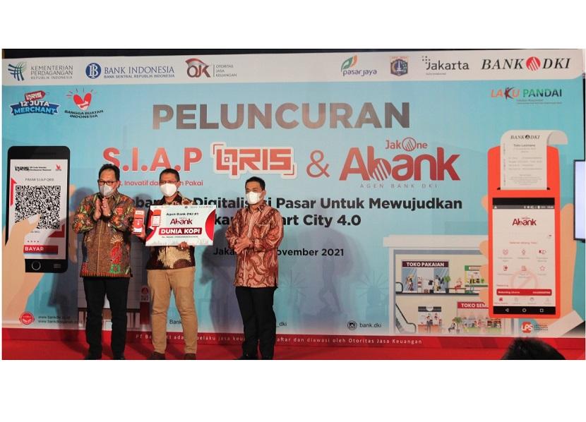 Dorong penerapan inklusi keuangan di DKI Jakarta, Bank DKI meluncurkan JakOne Abank di Pasar Santa, Jakarta Selatan yang menjadi projek percontohan digitalisasi pasar melalui program SIAP QRIS yang diusung Bank Indonesia.