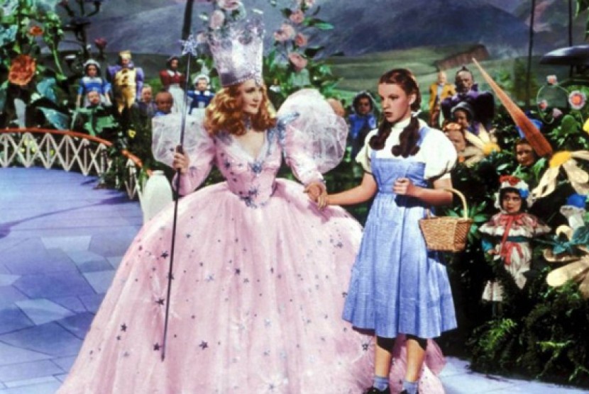 Dorothy (kanan) dalam film The Wizard of Oz