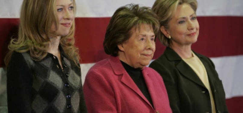 Dorothy Rodham (tengah) diapit dengan putrinya Hillary Clinton (kanan) dan cucunya Chelsea Clinton (kiri)