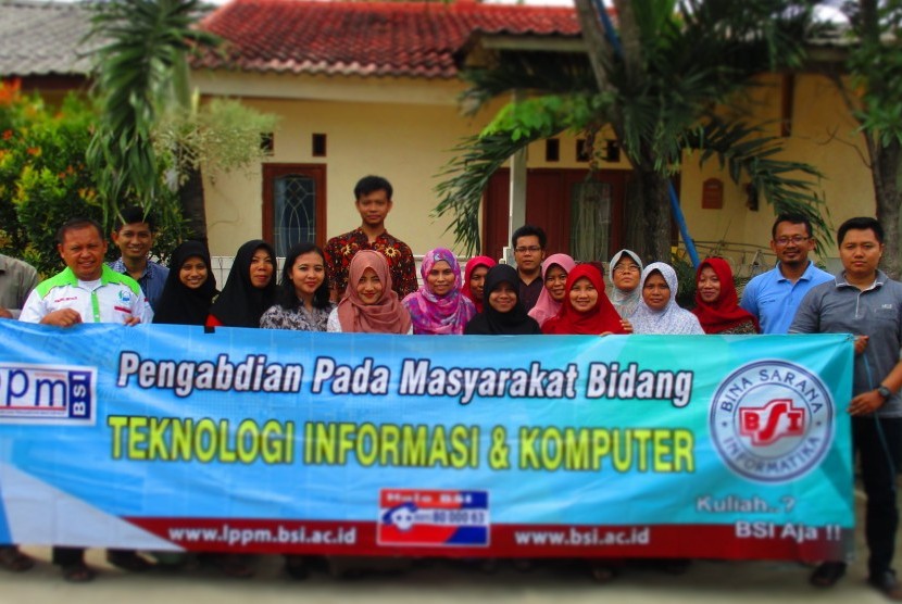 Dosen AMIK BSI Bekasi menyerahkan hibah portal website kepada Komunitas Bank Sampah Hijau Asih.  
