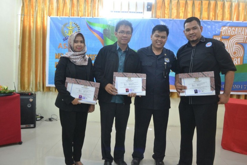 Dosen AMIK BSI Pontianak menerima penghargaan dari PT ASBAI Cabang Pontianak.