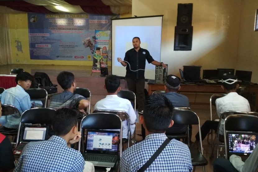 Dosen AMIK BSI Sukabumi menjadi narasumber di Pesantren Ramadhan tingkat SMA se-Kabupaten Sukabumi.  