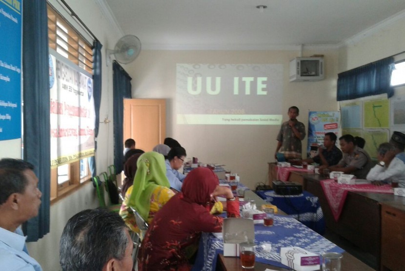 Dosen AMIK BSI Yogyakarta melakukan sosialisasi penggunaan mdedia sosial dengan bijak kepada warga Desa Ambarketawang.   