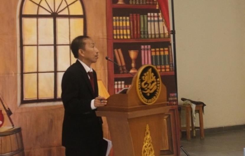 Dosen Asy Syafiiyah, Abdul Hadi, saat mempertahankan disertasinya di hadapan penguji Universitas Islam Jakarta.  