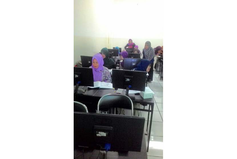 Dosen BSI melatih ibu PKK gunakan Microsoft Excel untuk membuat laporan.