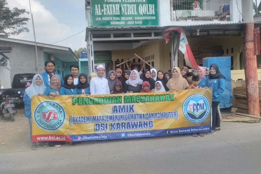 Dosen dan mahasiswa AMIK BSI Karawang bersama santri dan santriwati Pondok Pesantresn Al Fatah Nurul Qolbi