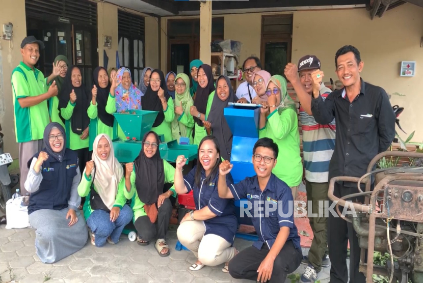 Dosen dan mahasiswa dari Program Studi Teknik Lingkungan serta Manajemen Ritel Universitas AKPRIND Indonesia menjalin kerja sama dengan Kelompok Swadaya Masyarakat (KSM) Sido Resik di Padukuhan Dukuh, Kalurahan Imogiri, Kapanewon Imogiri, Kabupaten Bantul.