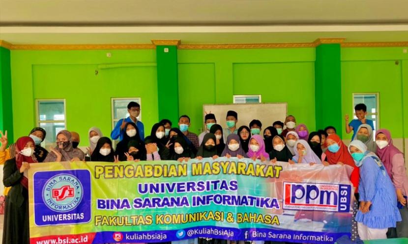 Dosen dan mahasiswa Fakultas Komunikasi dan Bahasa Universitas BSI (Bina Sarana Informatika) kampus Cengkareng, melakukan Pengabdian Masyarakat (PM) yang ditujukan kepada siswa-siswi SMP (sekolah menengah pertama) di TPI Daarul Faiziin, Duri Kepa, Kecamatan Kebon Jeruk, Jakarta Barat, secara daring, pada Sabtu (5/3/2022).