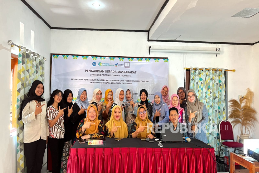 Dosen dan mahasiswa Jurusan Gizi Poltekkes Kemenkes Yogyakarta menggelar kegiatan pengabdian masyarakat di LPK Kayu Manis, Desa Sumberrahayu, Kecamatan Moyudan, Kabupaten Sleman, Rabu (3/9/2025). Kegiatan ini merupakan wujud nyata dari kegiatan Tri Dharma Perguruan Tinggi.