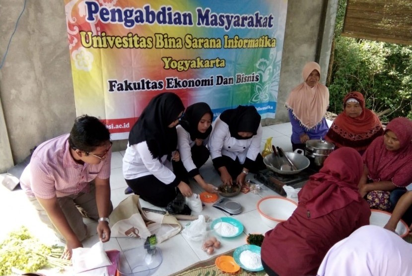 Dosen dan mahasiswa UBSI Yogyakarta memberikan pelatihan cara membuat keripik daun kelor kepada warga Desa Bawuran.