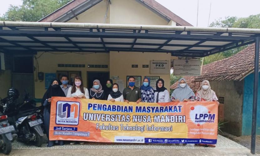 Dosen dan mahasiswa Universitas Nusa Mandiri (UNM) memberikan SIPELAN untuk pelayanan bidan  di Desa Pekaja, Banyumas.