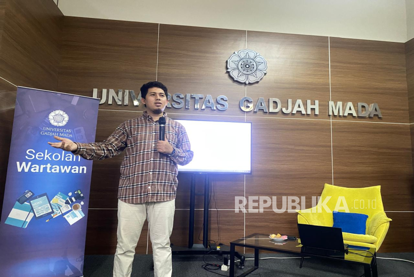 Dosen dari Departemen Politik dan Pemerintahan (DPP) Fisipol UGM, Alfath Bagus Panuntun El Nur Indonesia, menjadi pengisi materi Sekolah Wartawan di Ruang Fortakgama UGM, Senin (29/9/2025). 