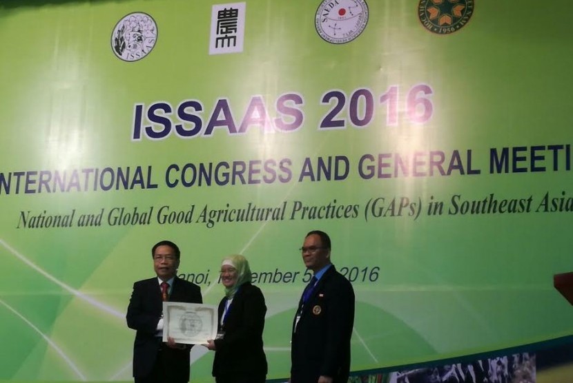  Dosen Departemen Agribisnis, Fakultas Ekonomi dan Manajemen (FEM) IPB, Siti Jahroh meraih penghargaan International Society for Southeast Asian Agricultural Sciences (ISSAAS) Young Scientist Award 2016.