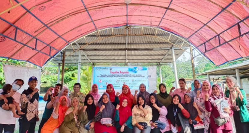 Dosen-dosen Program Studi Pendidikan Profesi Apoteker Uhamka menggelar workshop pembuatan hand sanitizer antioksidan dari bahan alami di Pulau Pari, Kepulauan Seribu.