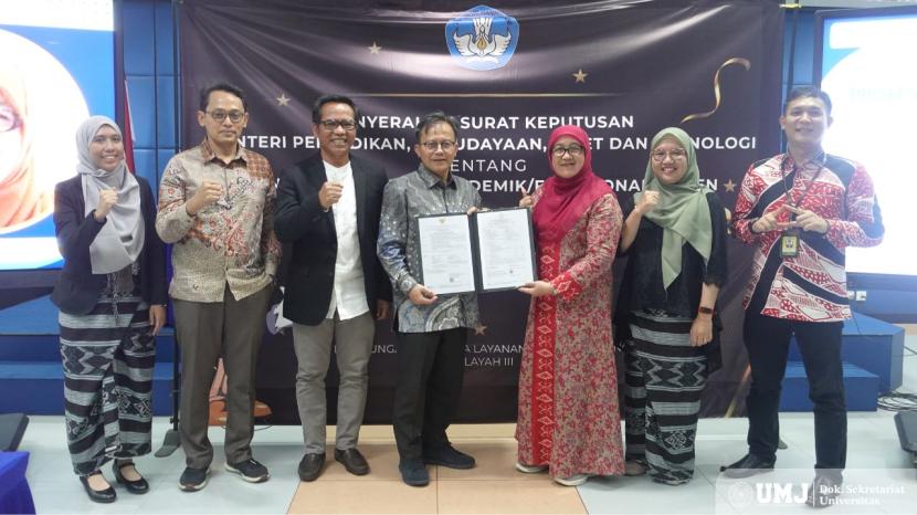 Dosen Fakultas Ekonomi dan Bisnis Universitas Muhammadiyah Jakarta (FEB UMJ) Dr. Liza Nora, SE., MM. menerima gelar Guru Besar Bidang Ilmu Manajemen Pemasaran, Jumat (11/10/2024).