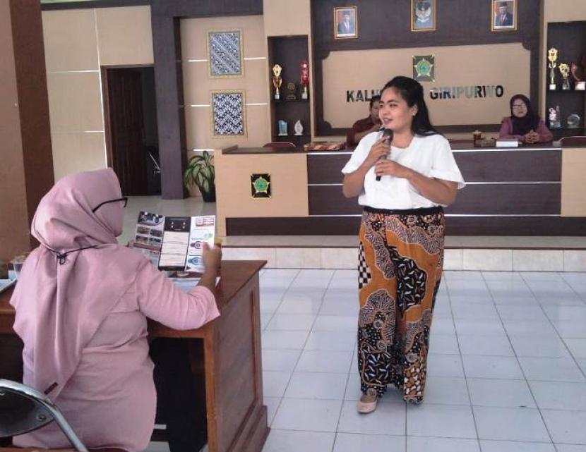 Dosen Fakultas Hukum UWM, Laili Nur Anisah, menggelar sosialisasi terkait kekerasan dalam rumah tangga di Giripurwo, Girimulyo, Kulonprogo, DIY. 