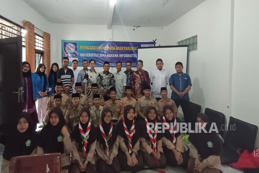 Dosen Fakultas Teknik dan Informatika UBSI melakukan pengabdian masyarakat berupa pengenalan literasi AI kepada santri Ponpes Al Mansyuriyah, Tangerang, Sabtu (26/4/2025).