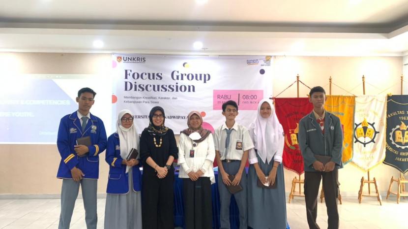Dosen FE Unkris Dhistianti Mei R dan Kabag Humas dan Pemasaran Enny Setyowati berfoto bersama beberapa siswa peserta FGD.