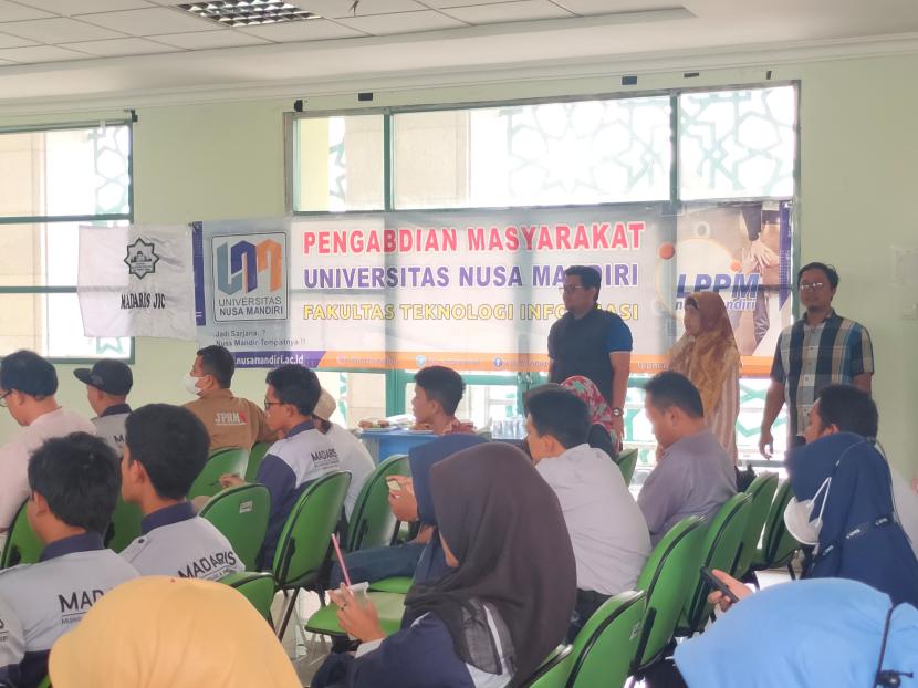 Dosen FTI UNM memberikan pelatihan e-Learning kepada para Jaringan Pemuda Remaja Muslim Indonesia (JPRMI).