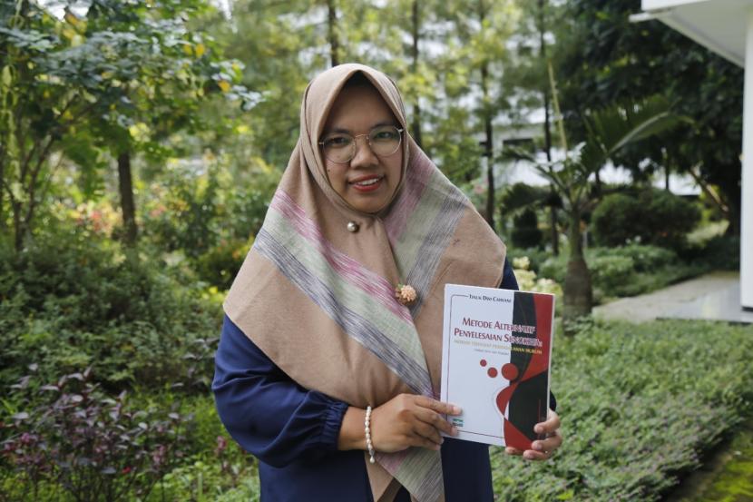 Dosen hukum Universitas Muhammadiyah Malang (UMM), Tinuk Dwi Cahyani menulis buku khusus mengenai alternatif sengketa, yakni mediasi. Buku tersebut berjudul Metode Alternatif Penyelesaian Sengketa.