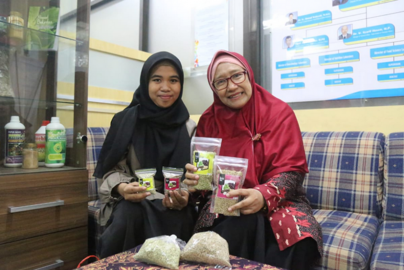 Dosen Ilmu dan Teknologi Pangan (ITP) Universitas Muhammadiyah Malang (UMM), Elfi Anis (kanan) berhasil menciptakan beras analog untuk balita. Inovasi ini dipertegas dengan peluncuran produk beras label Elviza, baru-baru ini.