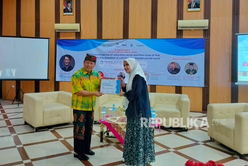 Dosen Ilmu Kesejahteraan Sosial Fakultas Ilmu Sosial dan Ilmu Politik Universitas Muhammadiyah Jakarta (IKS FISIP UMJ) Rahmawati membahas konsep layanan lansia berbasis komunitas yaitu daycare pada International Lecture Series, Rabu (22/01/2025).